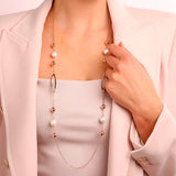 Collana Lunga Catena Rolo con Dettagli Ovali e Perle d'Acqua Dolce Bianche Ø 12 mm